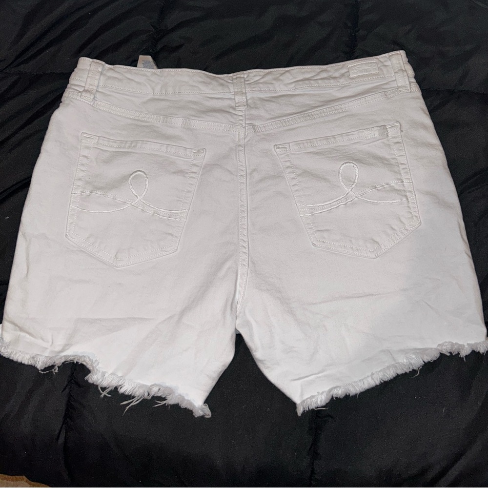 Seven 7, white, the weekend short